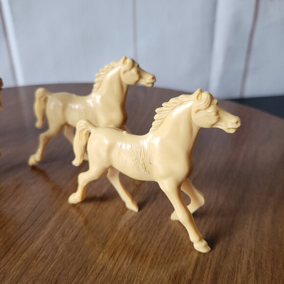 Vintage 1960’s Toy Plastic Horse Figure Set of 4, Tan - Picture 6 of 8